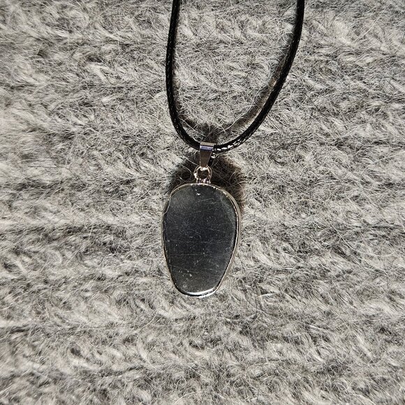 NWOT labradorite gemstone/crystal skull, silver plate, black cord, new - Picture 5 of 5